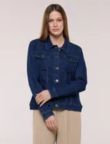 Campera de jean blanca de corte clásico, con cuello solapa, cierre frontal de botones metálicos y bolsillos aplicados con solapa en el pecho.