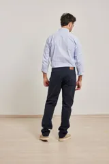 Pantalón de corte recto y estilo clásico, confeccionado en sarga de algodón con elastano. Cuenta con diseño de cinco bolsillos, cierre frontal con botón metálico y costuras reforzadas.