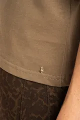 Remera color ladrillo de algodón peinado, de corte ajustado, con cuello redondo y mangas globo 3/4.