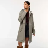 Parka larga color caqui, con capucha, cierre frontal con cremallera y bolsillos laterales.