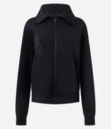 Campera deportiva de modal color bordó, con cierre frontal, cuello alto y puños acanalados. Presenta un diseño entallado con recortes que brindan un ajuste cómodo y moderno.