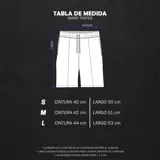 Short oversize color azul marino, con cintura elástica ajustable con cordón y bolsillos cargo en los laterales. Presenta un logo blanco en la parte inferior de uno de los bolsillos cargo.