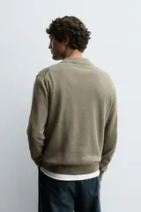 Polo de punto de corte regular fit, confeccionado en una mezcla de algodón. Presenta cuello solapa con abertura frontal, manga larga y acabados en rib en puños y bajo.