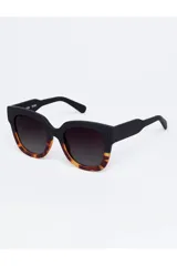 Lentes de sol Tiwi modelo Kerr con diseño de montura combinada, parte superior en negro mate y parte inferior con estampado carey. Lentes oscuras con protección UV.