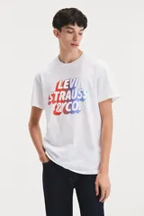 Remera blanca de algodón con cuello redondo y estampado frontal con el logo de Levi Strauss & Co. en degradé de rojo a azul.