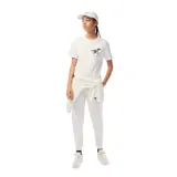 Remera de algodón blanca de corte clásico, con cuello redondo y manga corta. Presenta un pequeño estampado en el pecho que muestra al icónico cocodrilo de Lacoste vestido con ropa deportiva y montando una bicicleta, junto con los logotipos de Lacoste y Netflix.