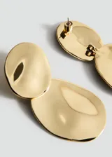 Aros colgantes dorados de diseño geométrico irregular, compuestos por dos piezas ovaladas con acabado brillante y textura con relieve.