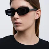 Lentes de sol rectangulares negros con montura gruesa de bio-based G850 y patillas de propionato de celulosa. Lentes polarizadas alemanas con protección UV400, recubrimiento antiscratch y superhydrophobic.