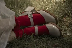 Zapatos tipo ballerina color beige, con taco de 4 cm y diseño semi cerrado.