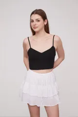 Top color marfil con breteles finos y escote en V.