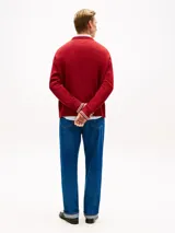 Sweater de punto grueso color rojo con cuello redondo, puños y bajo acanalados, y un distintivo logo bordado en el pecho.