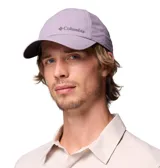 Gorra técnica Columbia modelo Silver Ridge IV Ball, color violeta, con tecnología Omni-Shield y Omni-Wick para repeler líquidos y absorber la humedad. Cuenta con perforaciones láser para mayor transpirabilidad y cierre posterior ajustable con velcro.