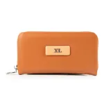 Billetera color suela de cuero sintético con cierre y herrajes plateados.