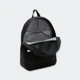 Mochila negra Vans Construct Skool con franja lateral blanca, confeccionada en poliéster. Tiene un compartimento principal con cierre, bolsillo frontal con organizador interno, correas acolchadas ajustables y asa de mano superior. Capacidad de 21 litros.