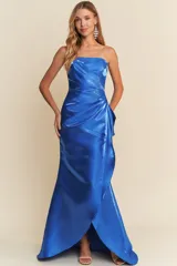 Vestido largo de fiesta, strapless, color azul eléctrico, de corte sirena y tela fluida.