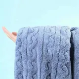 Conjunto de pijama de dos piezas confeccionado en plush suave con textura de ochos. Incluye una remera de manga larga con cuello redondo y un pantalón de corte recto con cintura elástica.