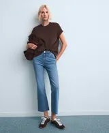Jeans de denim celestes de tiro medio, con corte recto y terminación deshilachada en los tobillos.