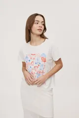 Remera de manga corta y cuello redondo color blanco, con estampa frontal multicolor de ilustraciones de estilo gráfico.