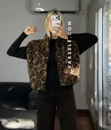Chaleco de peluche con estampado animal print, diseño sin mangas, cierre frontal y cuello alto.