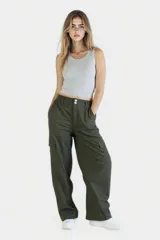 Pantalón cargo ancho color verde militar, de tiro alto, con bolsillos laterales y cierre con dos botones.
