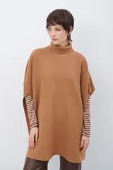 Poncho de tejido de punto color caramelo con cuello alto y diseño holgado sin mangas.