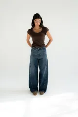 Jean wide leg de tiro medio, color azul con lavado denim, con bolsillos traseros decorados con una estampa floral oscura.