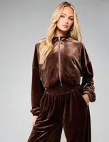 Conjunto de dos piezas de terciopelo color chocolate, compuesto por una campera oversized con cierre frontal y un pantalón wide leg de tiro alto con cintura elastizada.