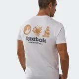 Remera Reebok blanca de manga corta con cuello redondo y estampado gráfico en el pecho de una pila de piedras y el logo de Reebok.