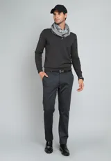 Sweater de algodón color verde petróleo, con cuello redondo y mangas largas.