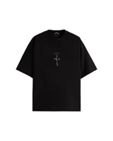 Remera negra de corte holgado con estampado frontal de la palabra 'Cactus' escrita verticalmente con letras blancas.