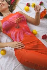Vestido midi ajustado al cuerpo, color naranja con estampado de una flor roja.