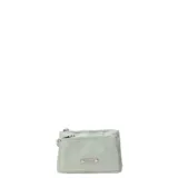 Billetera de nylon color verde menta con doble compartimento con cierre y placa metálica frontal con logo.