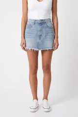 Minifalda de denim en tono azul claro, con diseño de talle alto, bolsillos delanteros y traseros, presillas para cinto y terminación desmechada en el ruedo.