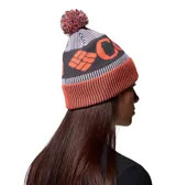Gorro de lana con pompón, diseño tejido con franjas en gris y naranja, y logo de la marca estampado en el frente. Cuenta con forro térmico interno para mayor retención de calor.