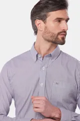 Camisa sport de hombre con diseño de rayas finas, cuello con botones y bolsillo frontal en el pecho.