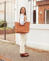 Botas cortas de cuero color marrón con suela track negra de goma. Presentan un diseño de corte clásico con paneles laterales texturizados y cierre lateral interno.