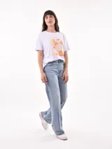 Remera color rosa claro con estampado rectangular de limones y flores.