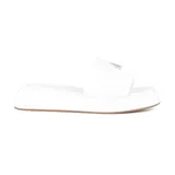 Sandalia casual blanca de plataforma con tira ancha sobre el empeine y logo metálico plateado.