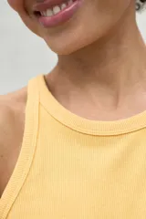 Musculosa azul de punto canalé con cuello redondo y sisas anchas.