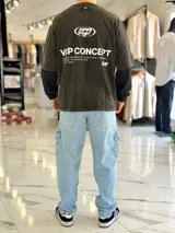Remera manga larga blanca de algodón con puños elastizados y etiqueta con logo en la manga.