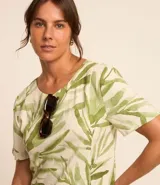 Vestido corto tipo t-shirt de viscolino con cuello redondo, mangas cortas y estampado de follaje.