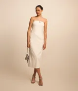 Vestido midi de bengalina color blanco, sin tirantes, con escote palabra de honor y detalle de hebilla decorativa en el busto.