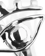 Pulsera rígida plateada con detalle de ojo.