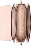 Cartera tipo bandolera Guess modelo Carrie, color rosa, con estructura firme y solapa frontal. Presenta el logo metálico de la marca en el centro, detalles en dorado y una combinación de correa de cuero sintético ajustable y cadena metálica.