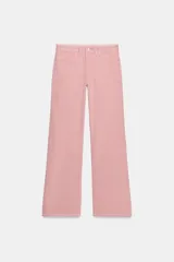 Pantalón jeans de tiro medio, corte ancho (loose), color rosa pálido. Presenta bolsillos plastrón tanto en el frente como en la espalda.