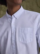 Camisa de manga larga confeccionada en tejido Oxford de algodón, con cuello abotonado y bolsillo frontal en el pecho.