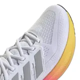 Championes Adidas Ultrarun 5 de running, color blanco con detalles en gris y suela con degradé de rosa a amarillo.