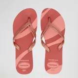 Ojotas de playa Havaianas modelo Elegance Print, color rosa coral con tiras metálicas color oro rosado. La suela presenta un diseño de rayas diagonales en tonos rosados.