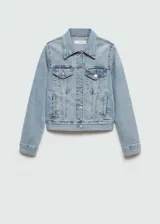 Chaqueta de jean estilo vaquero, color celeste claro, con cuello clásico, cierre frontal de botones metálicos, bolsillos con solapa en el pecho y bolsillos laterales.