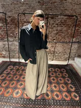 Camisa de algodón color negro, con detalles de bordado broderie en la parte frontal y en los hombros, de manga larga y corte clásico.